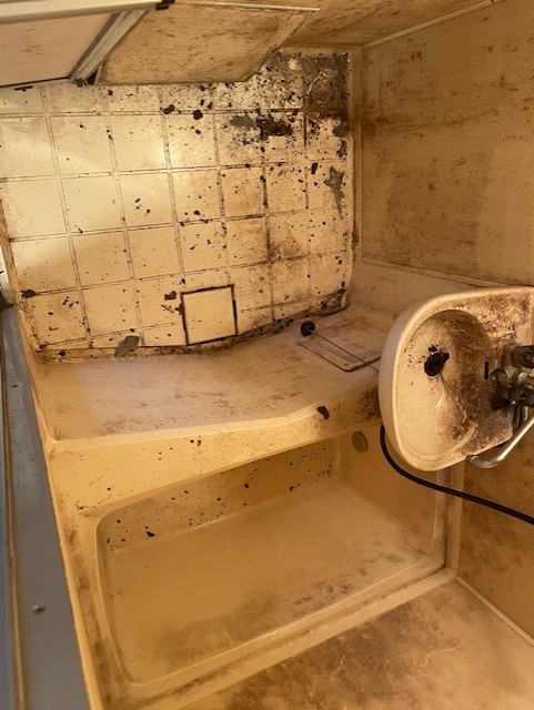 浴室浴槽のシミ取りシミ落とし黄ばみ取り前