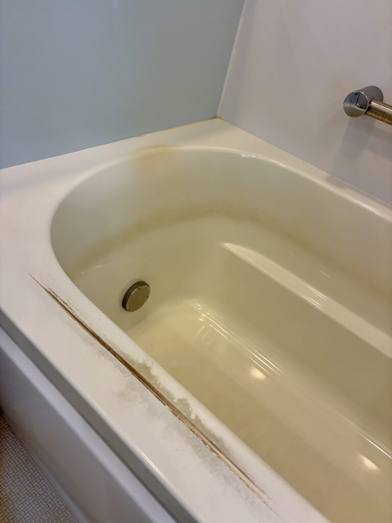 浴槽内側の黒ずみ・水垢 施工前